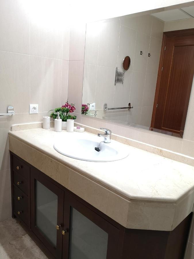 Spectacular Views. New With Free Parking Apartment *